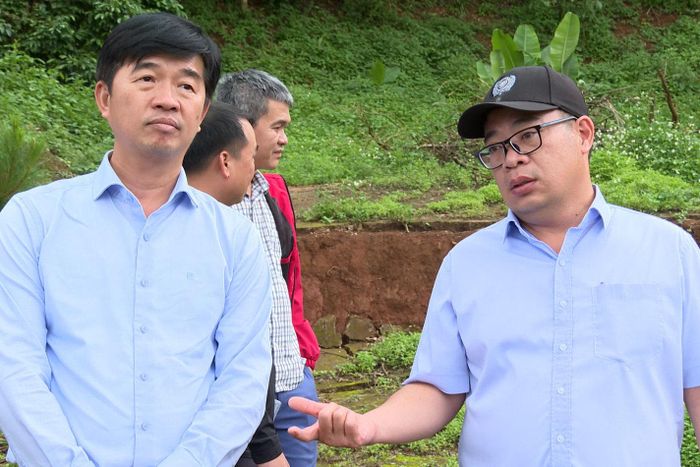 Phó Chủ tịch UBND tỉnh Lâm Đồng Nguyễn Ngọc Phúc (bên phải) kiểm tra tại hiện trường
