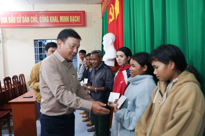 Phó Bí thư Tỉnh ủy Lâm Đồng Bùi Thắng trao quà hỗ trợ các hộ dân có hoàn cảnh khó khăn tại xã Bảo Lâm 3