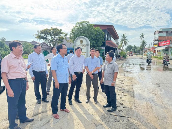 Phó Bí thư Thường trực Tỉnh ủy Đặng Hồng Sỹ kiểm tra thực tế tại dự án. (Ảnh Ngọc Bảo)