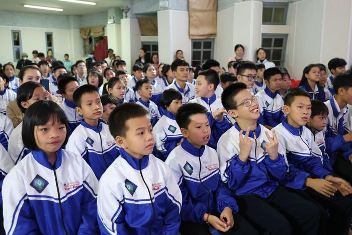 Các em thiếu nhi Trung tâm Bảo trợ xã hội Lâm Đồng háo hức với các tiết mục trong đêm hội
