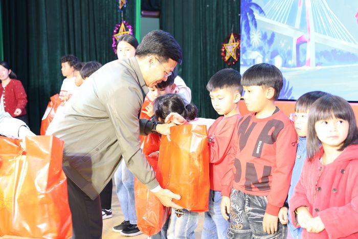 Đồng chí Đinh Văn Tuấn tặng quà và học bổng cho các em thiếu nhi có hoàn cảnh đặc biệt