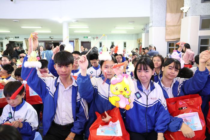 Niềm vui của các em nhỏ khi có một đêm Trung thu trọn vẹn