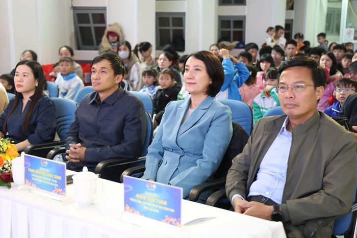 Phó Chủ tịch UBND tỉnh Đinh Văn Tuấn vui Đêm hội trăng rằm cùng thiếu nhi