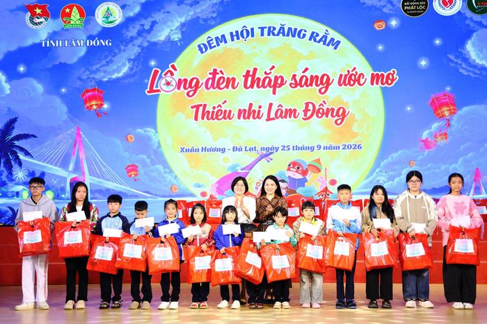 Đại diện Nhà Thiếu nhi Lâm Đồng và Hội Doanh nghiệp trẻ tặng quà và học bổng cho các em nhỏ có hoàn cảnh thiếu may mắn trong cuộc sống