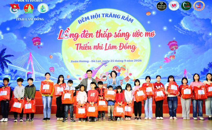 Trao tặng quà Trung thu cho các em thiếu nhi ở Làng trẻ SOS