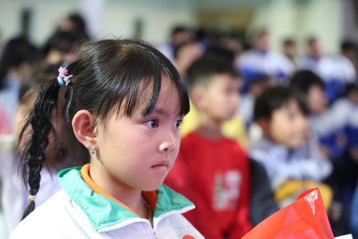 Bạn nhỏ ở làng trẻ SOS chăm chú theo dõi văn nghệ trong Đêm hội trăng rằm