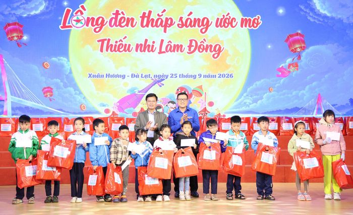 Phó Chủ tịch UBND tỉnh Đinh Văn Tuấn và đại diện Tỉnh Đoàn Lâm Đồng tặng quà cho các em nhỏ có hoàn cảnh khó khăn