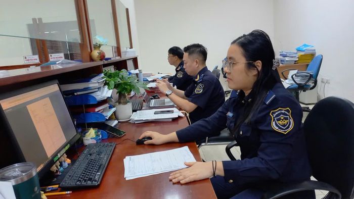 Công chức Hải quan Hà Nam tiếp nhận, xử lý hồ sơ cho doanh nghiệp. Ảnh: Tiến Đoàn