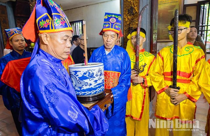 Đội tế Nam quan rước chân nhang Đức Thánh Trần để tiến hành khởi kiệu.