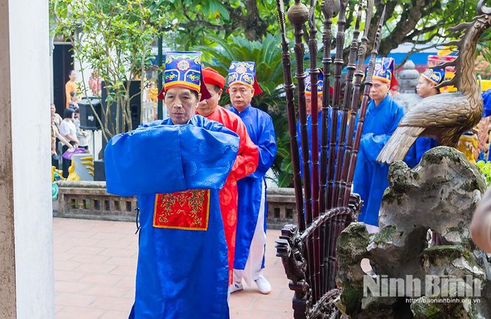 Đội tế Nam quan thực hiện nghi thức xin rước chân nhang Đức Thánh Trần.