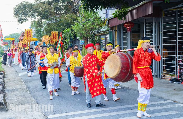 Đoàn rước trong Lễ hội rước kiệu truyền thống Đức Thánh Trần, Đền Bảo Lộc.