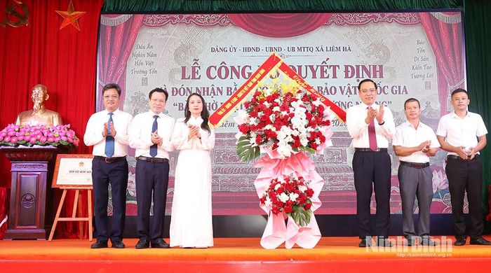 Đồng chí Đặng Thanh Sơn, Ủy viên Ban Thường vụ Tỉnh ủy, Phó Chủ tịch UBND tỉnh tặng hoa chúc mừng xã Liêm Hà.