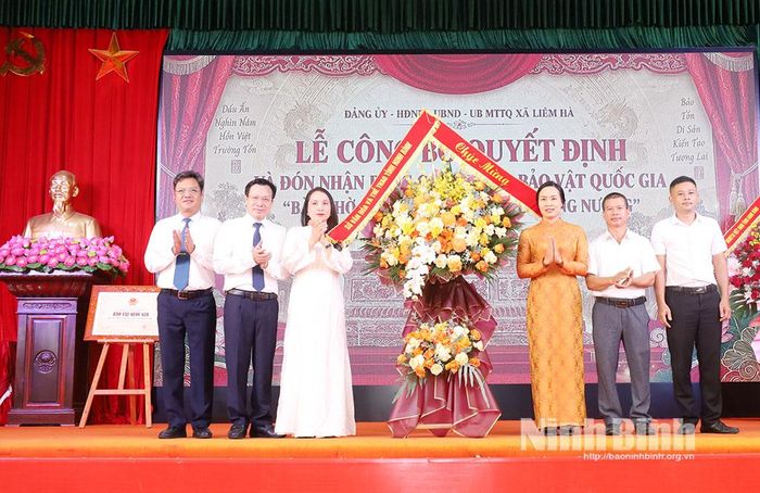Lãnh đạo Sở Văn hóa và Thể thao tặng hoa chúc mừng xã Liêm Hà.