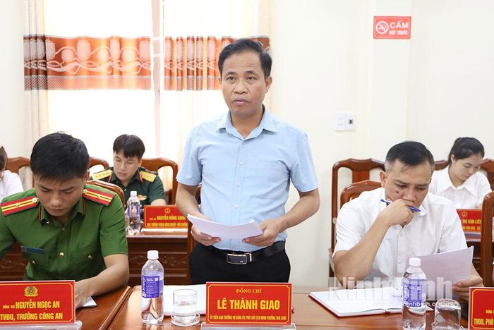Lãnh đạo UBND phường Tam Chúc báo cáo kết quả triển khai thi hành các quy định của pháp luật về xử lý vi phạm hành chính trên địa bàn.