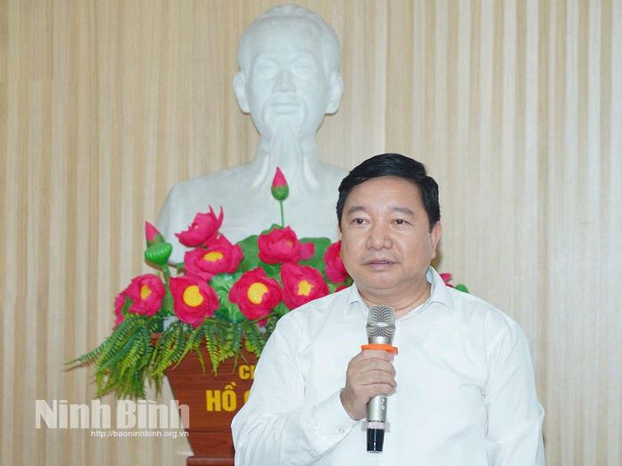 Đồng chí Nguyễn Tiến Dũng, Tỉnh ủy viên, Giám đốc Sở Giáo dục và Đào tạo phát biểu tại hội nghị