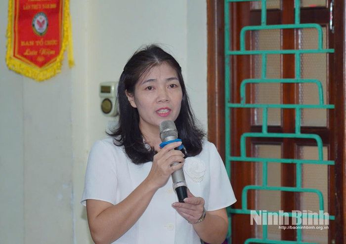 Lãnh đạo Trường THCS Lê Hồng Phong, phường Hoa Lư phát biểu tại hội nghị.