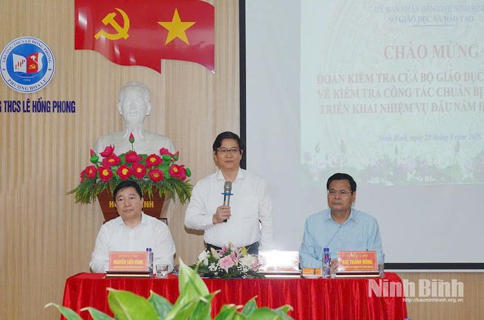 Lãnh đạo Vụ Giáo dục Phổ thông (Bộ Giáo dục và Đào tạo); lãnh đạo Sở Giáo dục và Đào tạo, phường Hoa Lư điều hành hội nghị.