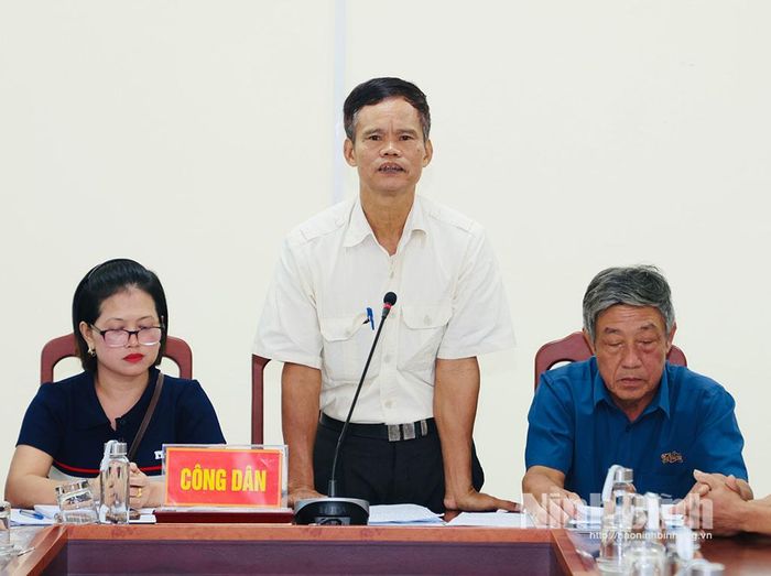 Công dân xã Vĩnh Trụ trình bày kiến nghị.