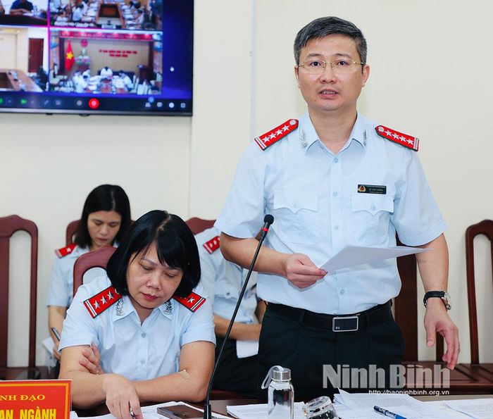 Đồng chí Lê Văn Cường, Tỉnh uỷ viên, Chánh Thanh tra tỉnh phát biếu tại phiên tiếp công dân.