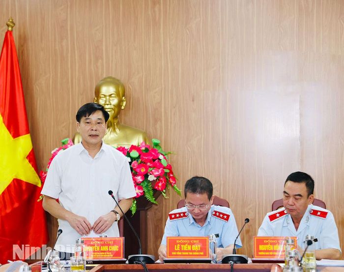 Đồng chí Nguyễn Anh Chức, Ủy viên Ban Thường vụ Tỉnh ủy, Phó Chủ tịch UBND tỉnh phát biểu tại phiên tiếp công dân.