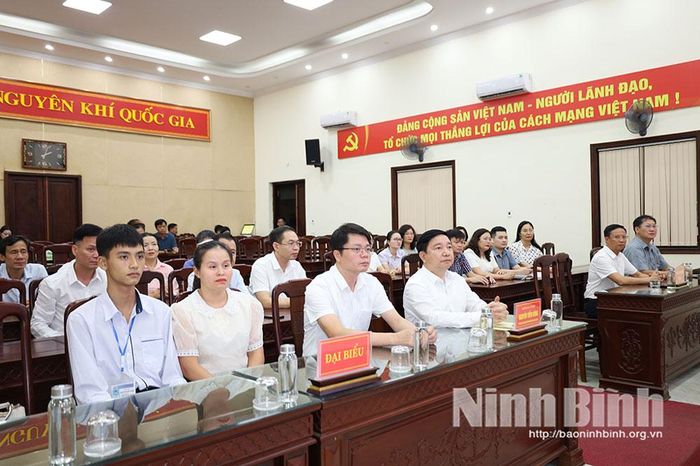 Các đại biểu tham dự chương trình.