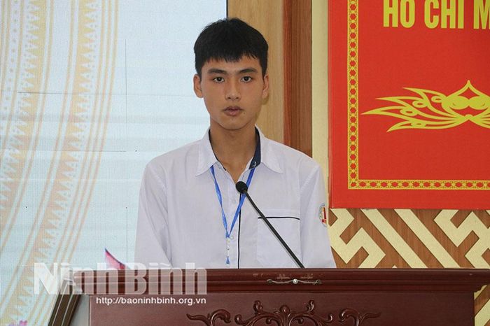Em Nguyễn Mạnh Hùng, học sinh lớp 11B1, Trường THPT B Hải Hậu phát biểu tại chương trình.