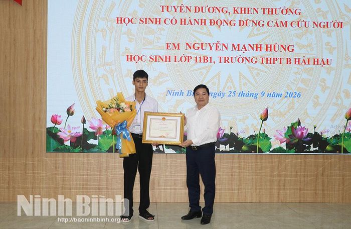 Thừa ủy quyền của Chủ tịch UBND tỉnh Ninh Bình, Giám đốc Sở Giáo dục và Đào tạo Nguyễn Tiến Dũng đã trao Bằng khen của Chủ tịch UBND tỉnh cho em Nguyễn Mạnh Hùng, học sinh lớp 11B1, Trường THPT B Hải Hậu đã có hành động dũng cảm cứu người.