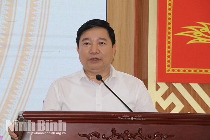 Đồng chí Nguyễn Tiến Dũng, Tỉnh ủy viên, Giám đốc Sở Giáo dục và Đào tạo tỉnh Ninh Bình phát biểu tại chương trình.