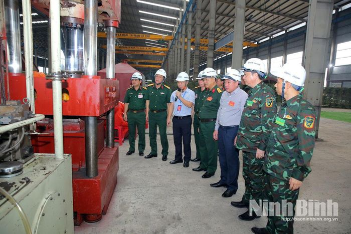 Các đại biểu tham quan thực hành huy động và vận hành dây chuyền sản xuất phục vụ quốc phòng.