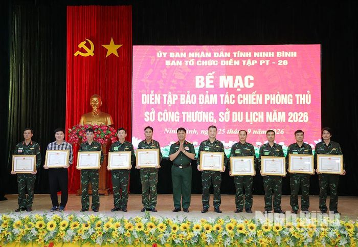 Đại tá Vũ Văn Định, Ủy viên Ban Thường vụ Tỉnh ủy, Chỉ huy trưởng Bộ CHQS tỉnh, Phó Trưởng ban Chỉ đạo, Ban Tổ chức diễn tập tỉnh trao Bằng khen của Chủ tịch UBND tỉnh cho 5 tập thể và 10 cá nhân có thành tích xuất sắc trong diễn tập bảo đảm tác chiến Sở Công Thương, Sở Du lịch trong khu vực phòng thủ tỉnh Ninh Bình năm 2026.