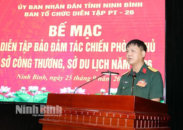 Đồng chí Đại tá Vũ Văn Định, Ủy viên Ban Thường vụ Tỉnh ủy, Chỉ huy trưởng Bộ CHQS tỉnh, Phó Trưởng ban Chỉ đạo, Bam Tổ chức diễn tập tỉnh phát biểu tại bế mạc.
