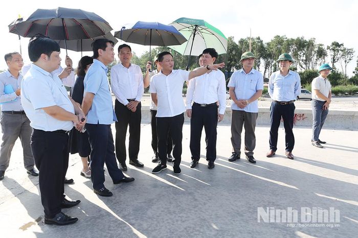 Đoàn công tác khảo sát vùng ven biển xã Hải Thịnh.