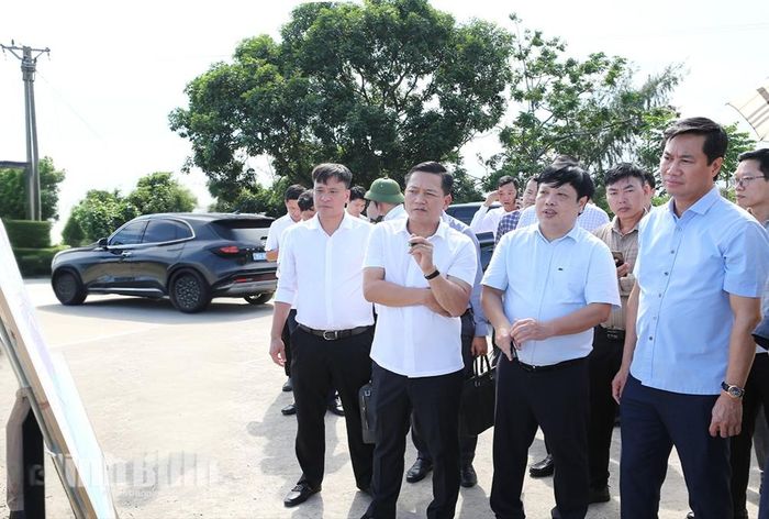 Đoàn công tác khảo sát thực địa Khu Kinh tế Ninh Cơ.
