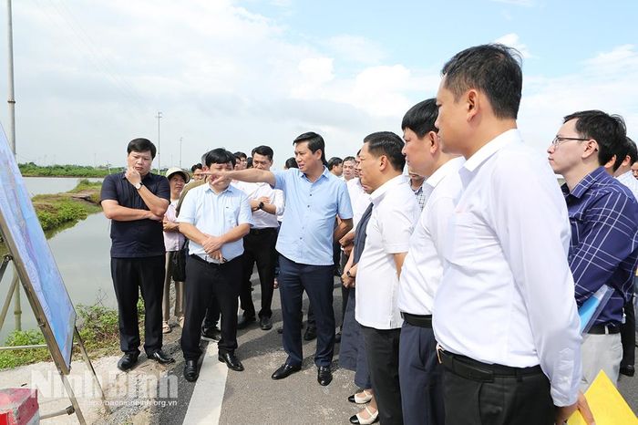 Thứ trưởng Bộ Xây dựng Nguyễn Tường Văn và Đoàn công tác kiểm tra thực địa tại khu vực xã Rạng Đông.