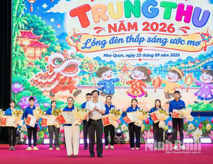 Lãnh đạo xã Nho Quan trao giải Nhất toàn đoàn Hội trại Trung thu cho thôn Lạng Phong.