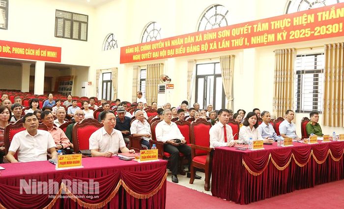 Các đại biểu dự Lễ trao Huy hiệu Đảng tại Đảng bộ xã Bình Sơn.