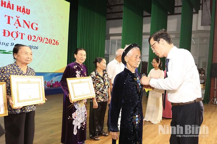 Đồng chí Nguyễn Minh Tiến, Ủy viên Ban Thường vụ Tỉnh ủy, Trưởng Ban Nội chính Tỉnh ủy gắn Huy hiệu Đảng cho các đảng viên.