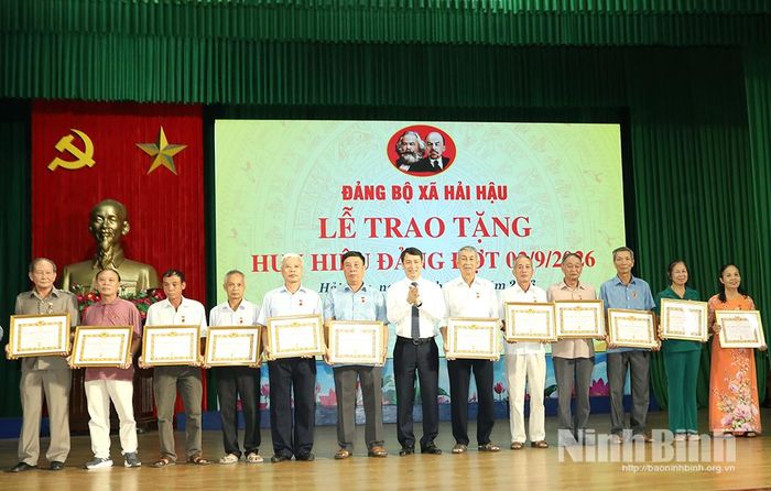 Lãnh đạo xã Hải Hậu trao Huy hiệu Đảng cho các đảng viên.