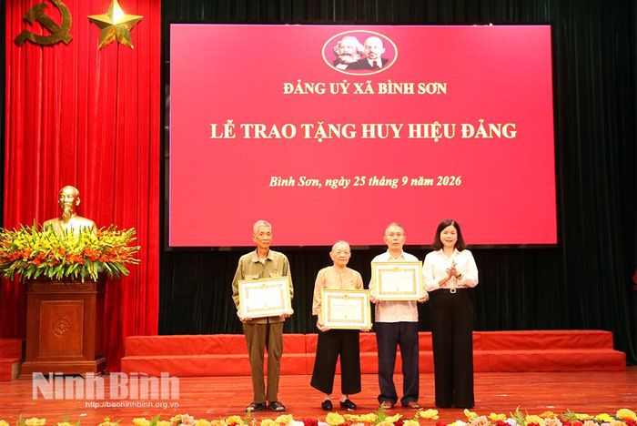 Đồng chí Phạm Thị Thu Hằng, Ủy viên Ban Thường vụ Tỉnh ủy, Giám đốc Báo và phát thanh, truyền hình Ninh Bình trao Huy hiệu Đảng cho các đảng viên 65 năm tuổi Đảng, 60 năm tuổi Đảng.
