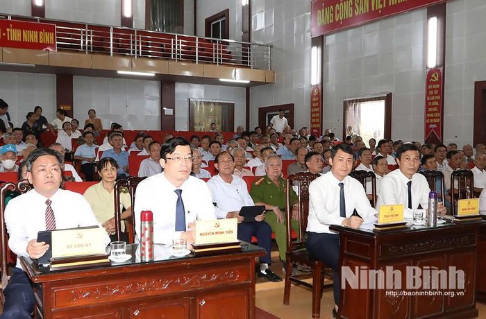 Các đại biểu dự Lễ trao tặng Huy hiệu Đảng tại Đảng bộ xã Hải Hậu.