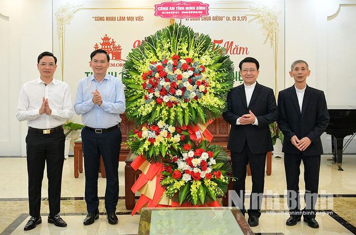Lãnh đạo Công an tỉnh tặng hoa chúc mừng Giáo phận Phát Diệm.