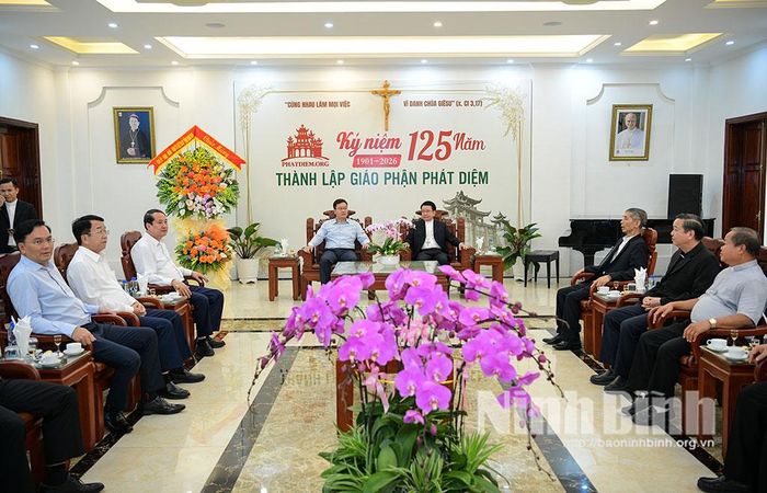 Đoàn đại biểu của tỉnh dự chúc mừng Giáo phận Phát Diệm.