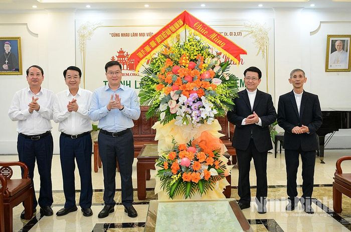 Các đồng chí Thường trực Tỉnh ủy tặng hoa chúc mừng Giáo phận Phát Diệm nhân kỷ niệm 125 năm thành lập.