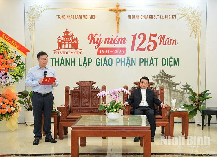 Đồng chí Trần Đăng Quỳnh, Ủy viên Dự khuyết Trung ương Đảng, Phó Bí thư Thường trực Tỉnh uỷ phát biểu chúc mừng Giáo phận Phát Diệm.