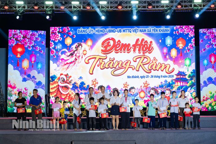 Ban tổ chức trao quà cho các em nhỏ có hoàn cảnh khó khăn.