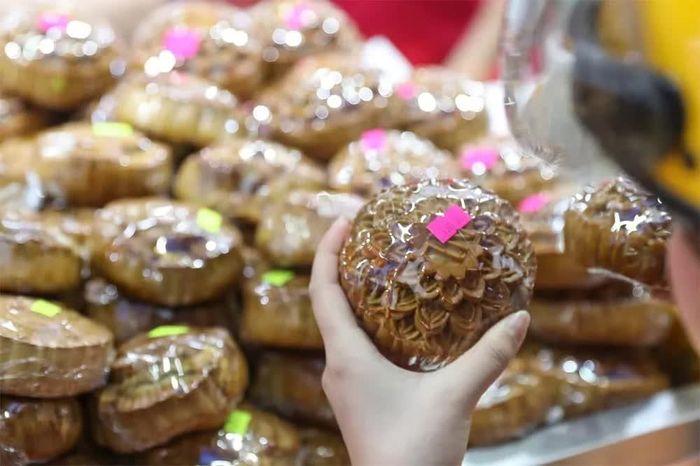 Tại Việt Nam, Trung thu gắn với hình ảnh rước đèn, múa lân, phá cỗ và những chiếc bánh nướng, bánh dẻo quen thuộc bên chén trà