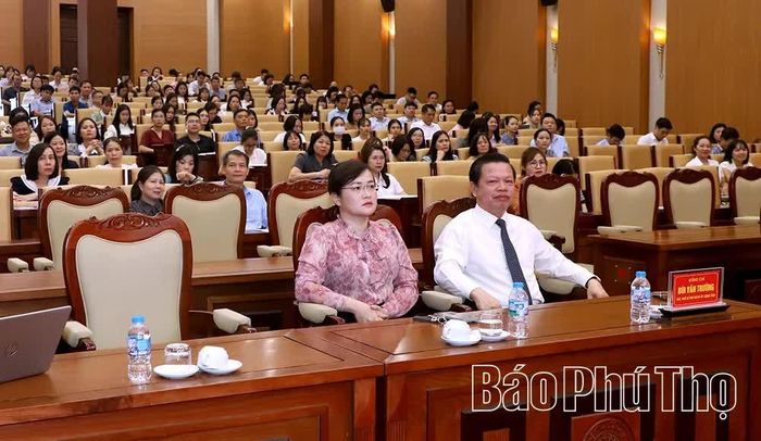 Các đại biểu và học viên dự hội nghị tập huấn.