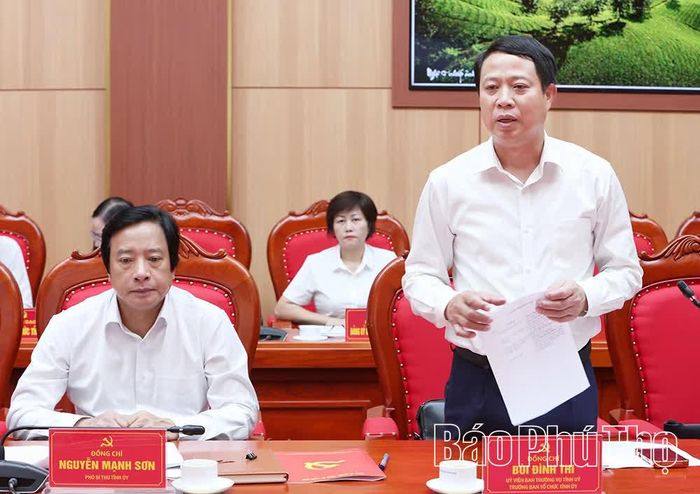 Đồng chí Trưởng Ban Tổ chức Tỉnh ủy Bùi Đình Thi phát biểu tại hội nghị.