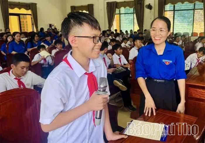 Học sinh Trường THCS Chu Văn An trả lời câu hỏi về sử dụng điện an toàn.