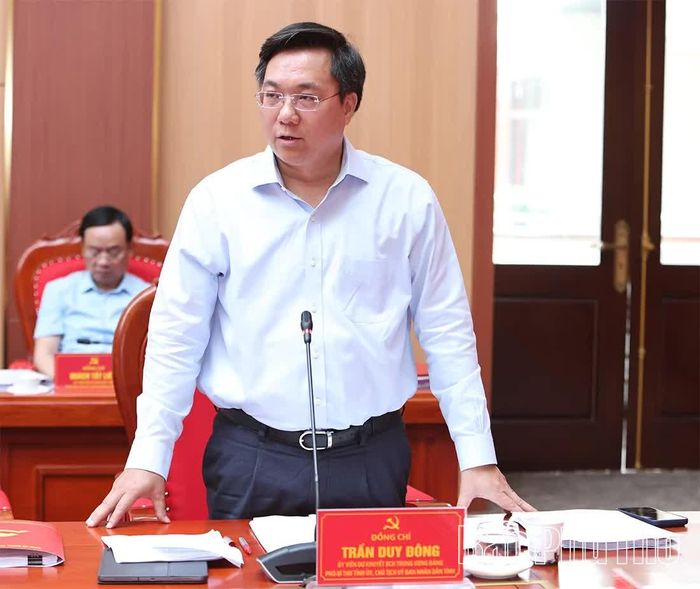 Đồng chí Chủ tịch UBND tỉnh Trần Duy Đông phát biểu tại hội nghị.